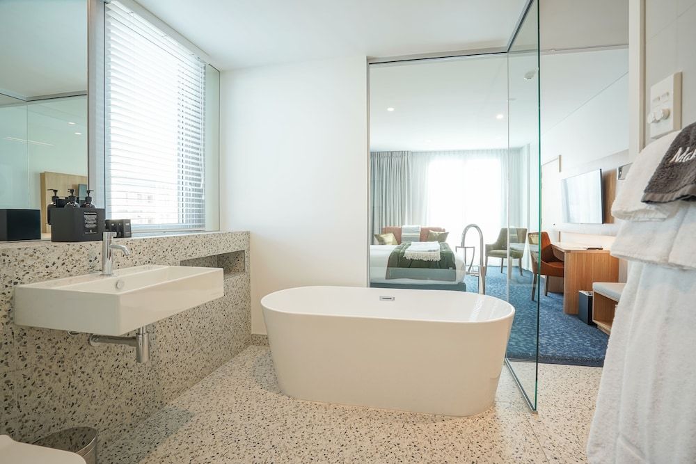 Junior Room, 1 King Bed, City View