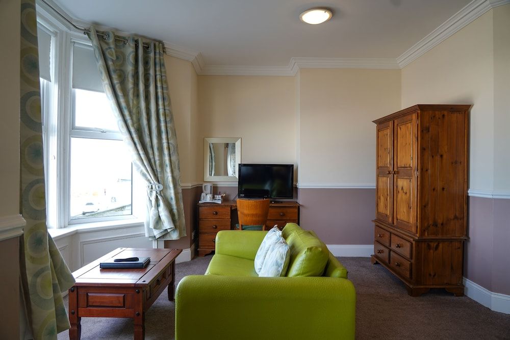 The Royal Hotel Double Room, Ensuite, Sea View 5