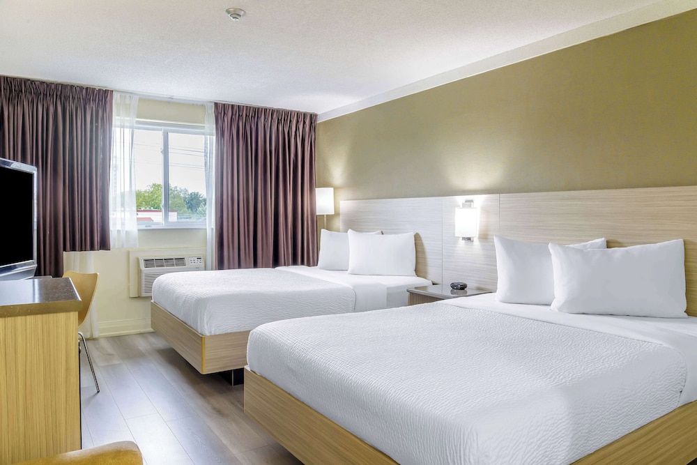 Motel 6 Niagara Falls, ON – Near the Falls Deluxe Room, 2 Queen Beds, Non Smoking