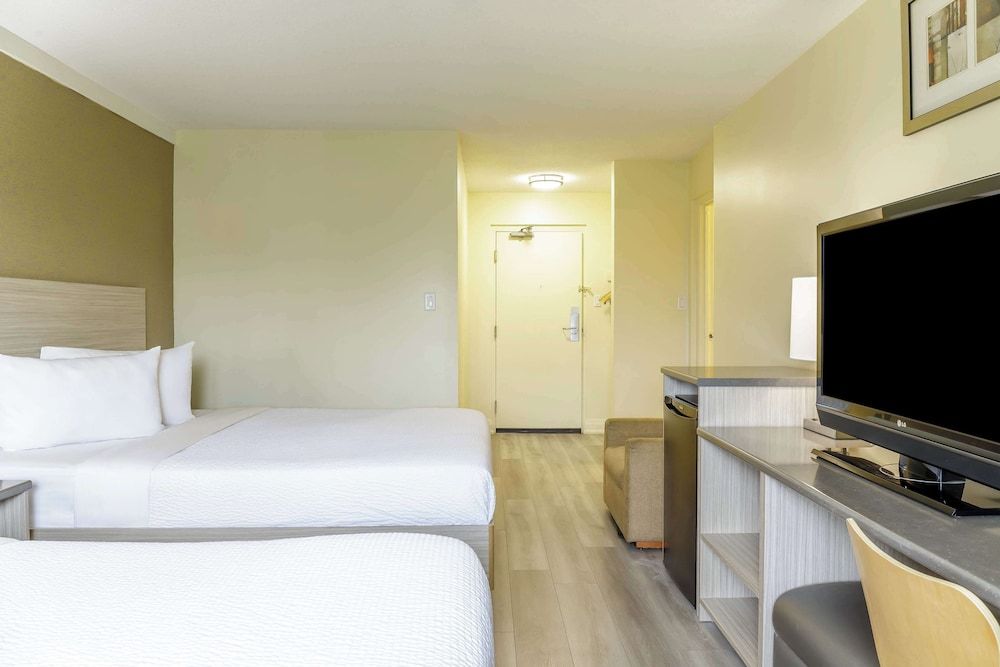 Deluxe Room, 2 Queen Beds, Non Smoking, Refrigerator & Microwave