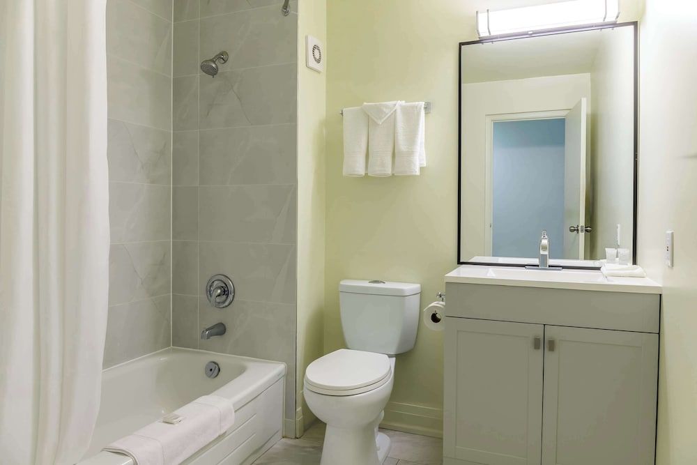 Motel 6 Niagara Falls, ON – Near the Falls Deluxe Room, 2 Queen Beds, Non Smoking 4