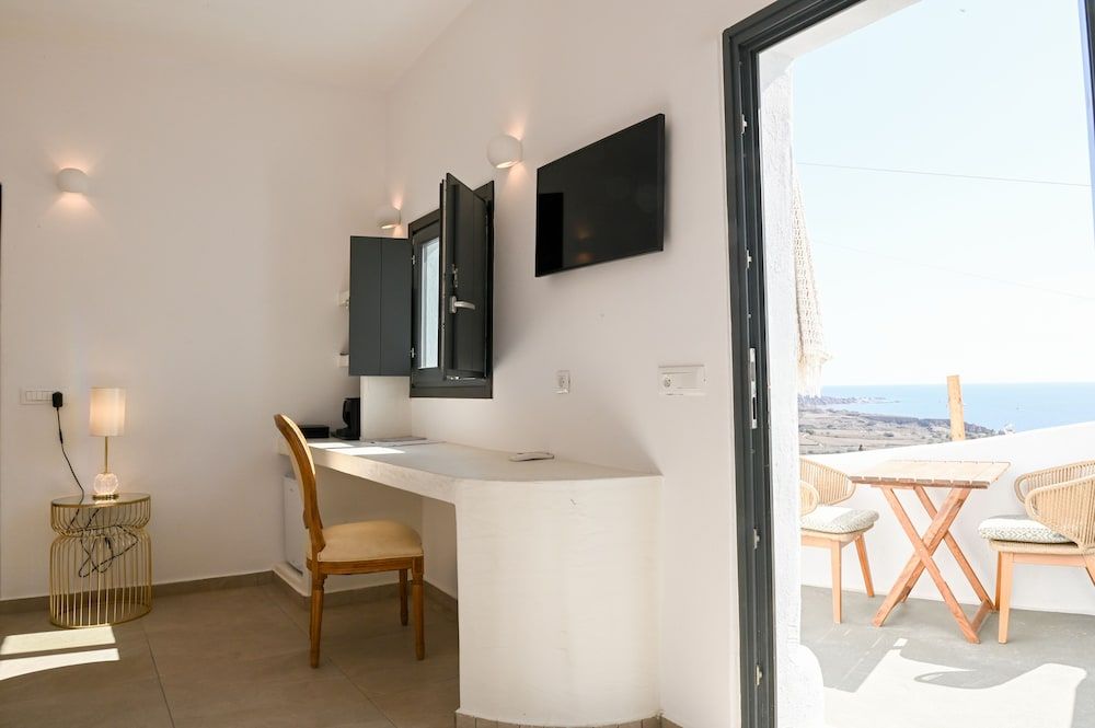 White Curves Junior Studio Suite 12