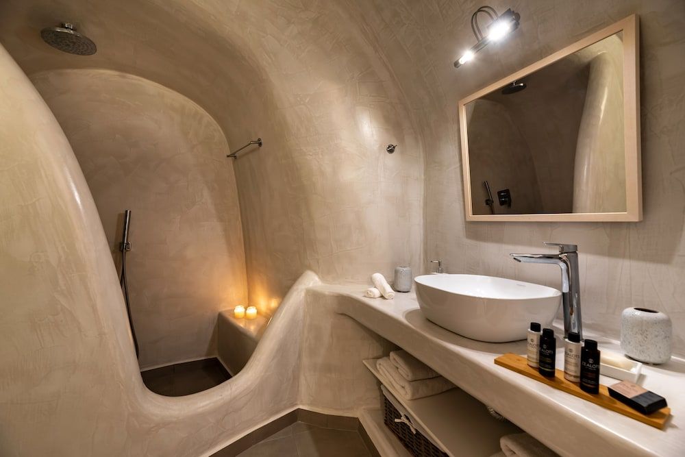 White Curves Junior Studio Suite 7