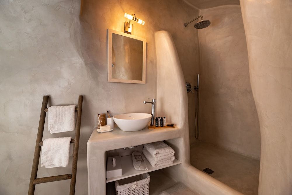 White Curves Junior Studio Suite 8