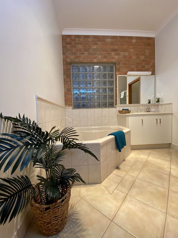 Coastal Waters Motor Inn Deluxe Room, 1 King Bed, Non Smoking 3