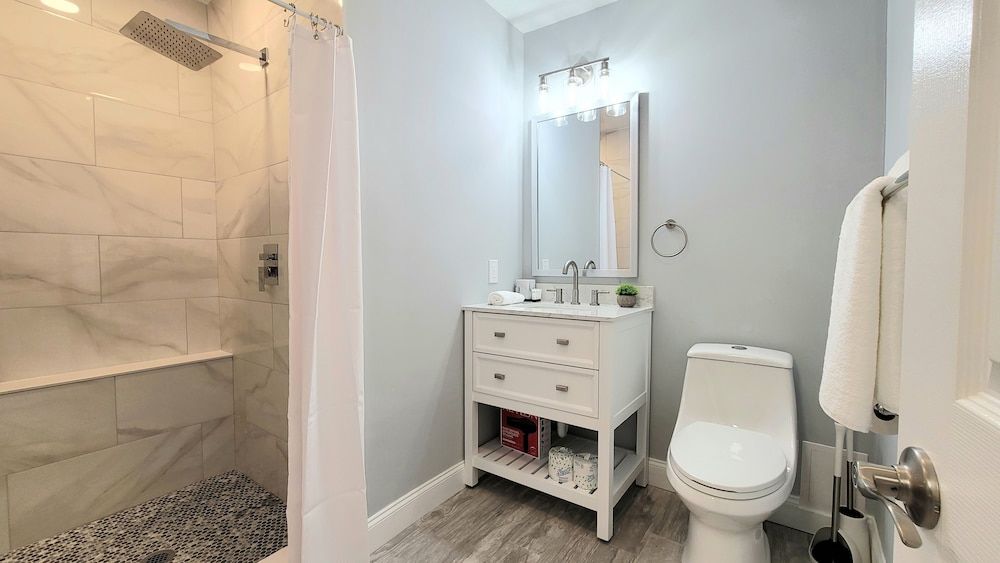 Barefoot Mailman Inn & Suites Premium Studio Suite, 1 King Bed, Non Smoking, Garden View 4