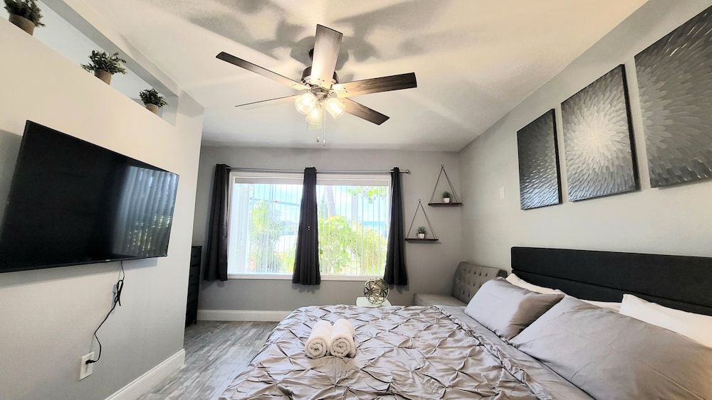 Barefoot Mailman Inn & Suites Premium Studio Suite, 1 King Bed, Non Smoking, Garden View