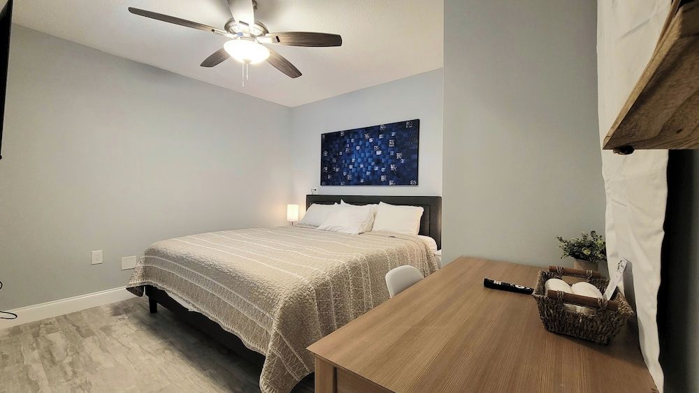 Barefoot Mailman Inn & Suites Luxury Suite