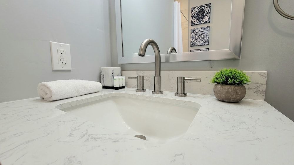 Barefoot Mailman Inn & Suites Premium Studio Suite, 1 King Bed, Non Smoking, Garden View 6