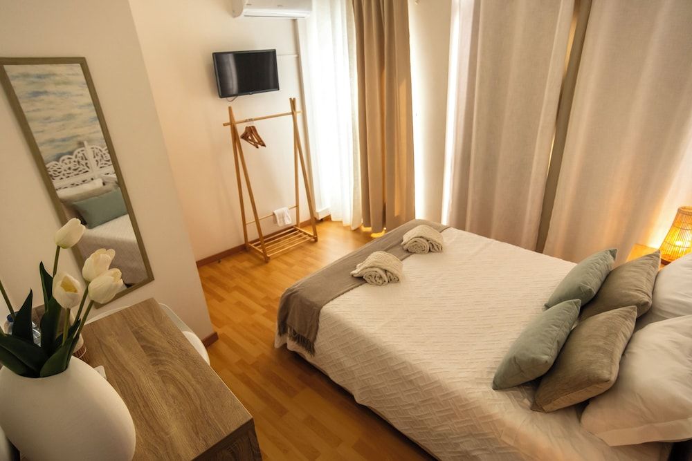 Double Room, Shared Bathroom, City View (3)