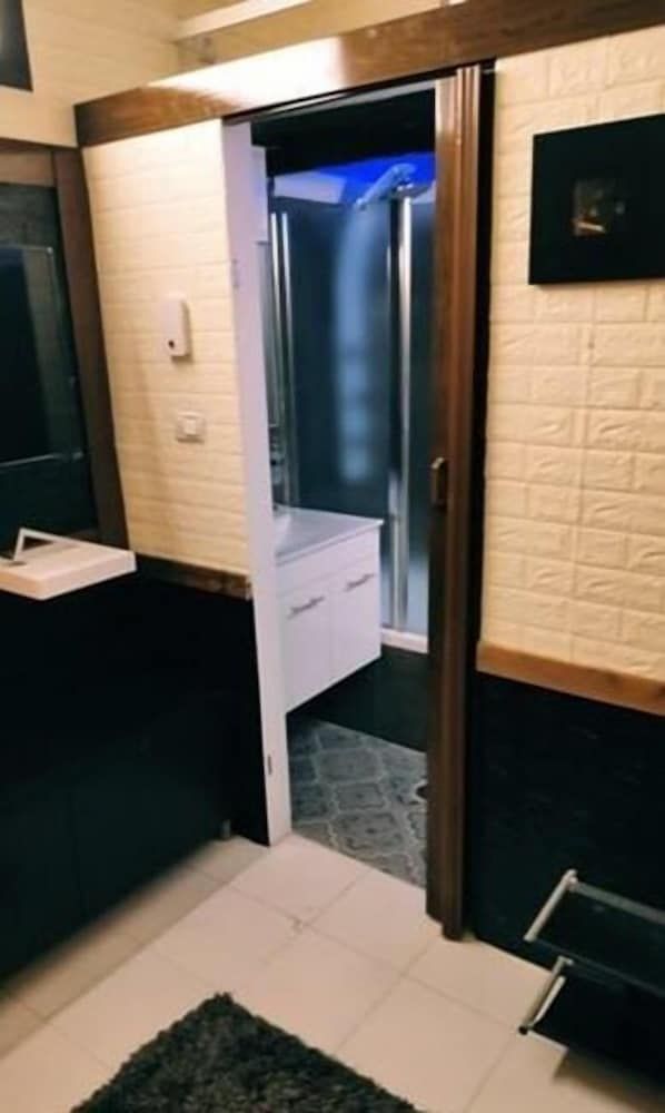 Carmel Market Apartments Design Studio 39