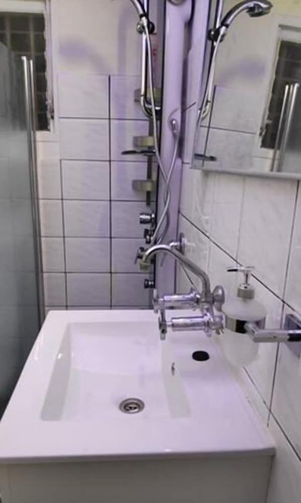 Carmel Market Apartments Design Studio Suite 17