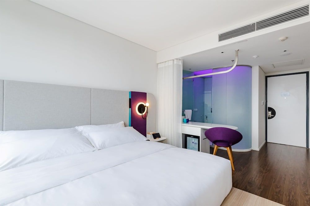 Tru by Hilton Hanoi Station Room, 1 King Bed 3