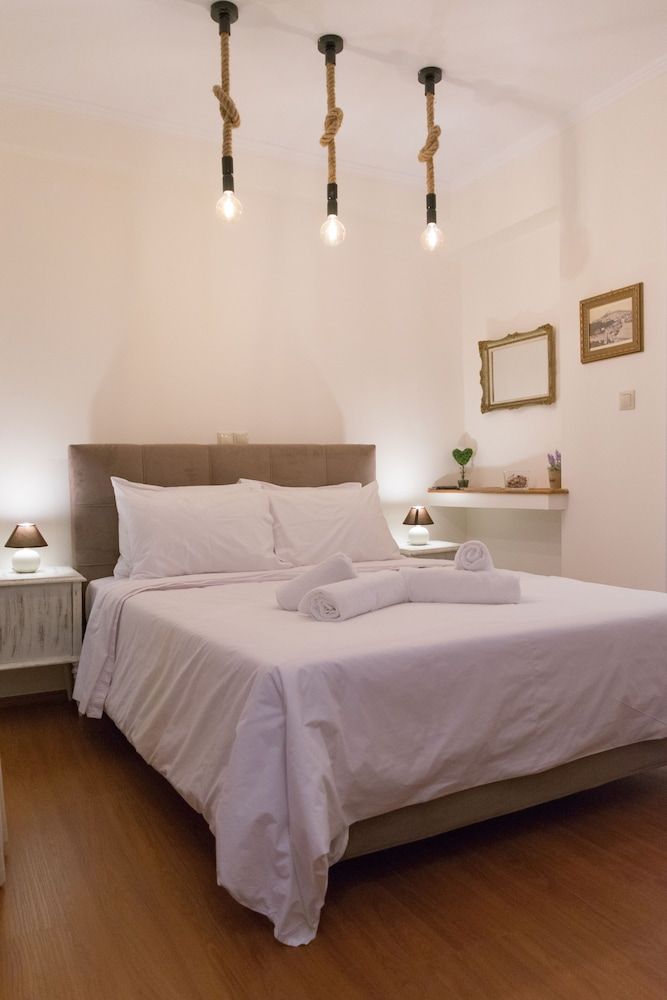 Acro & Polis Comfort Studio (Artemis)