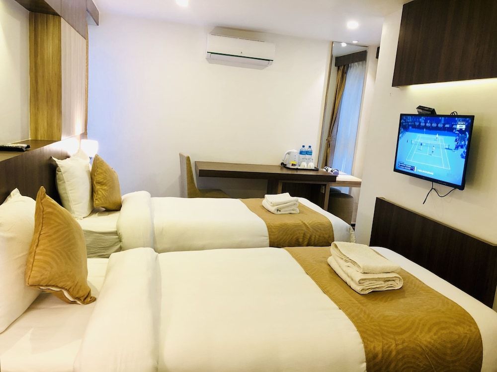 The Milestone Hotel Deluxe Double or Twin Room 4