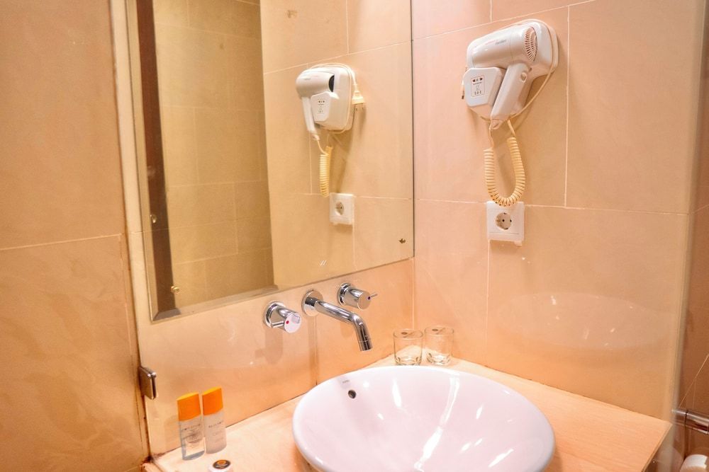 Brits Hotel Pangkalan Bun Deluxe Double Room 5