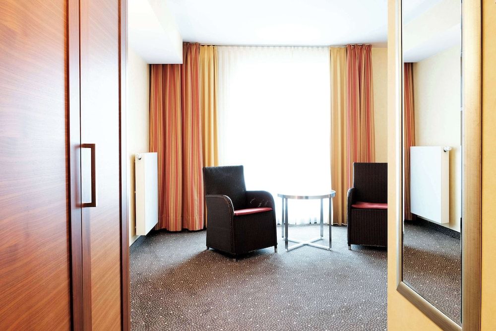 Ramada by Wyndham Duesseldorf Ratingen Room, 2 Twin Beds, Mobility Accessible (Roll-in Shower) 8