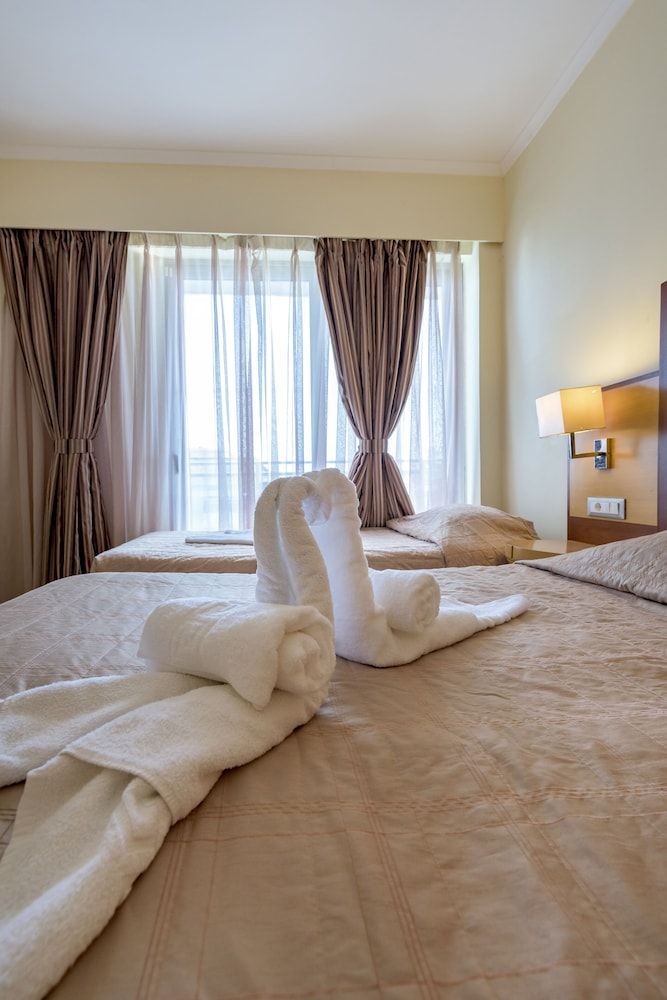 Manousos City Hotel Twin Room (With extra bed) 3