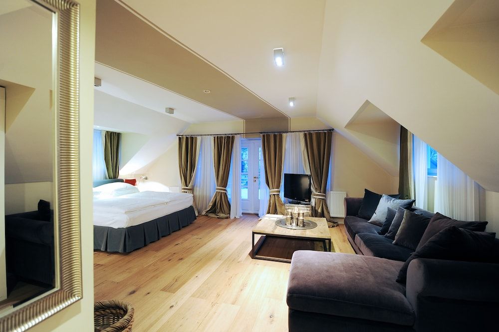 undefined Lesar Hotel Angel 8