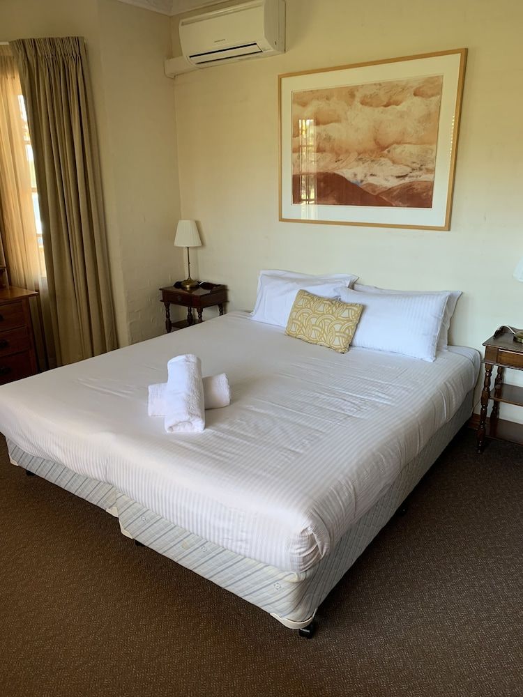 The Estate (9 King Beds / 18 King Single Beds)