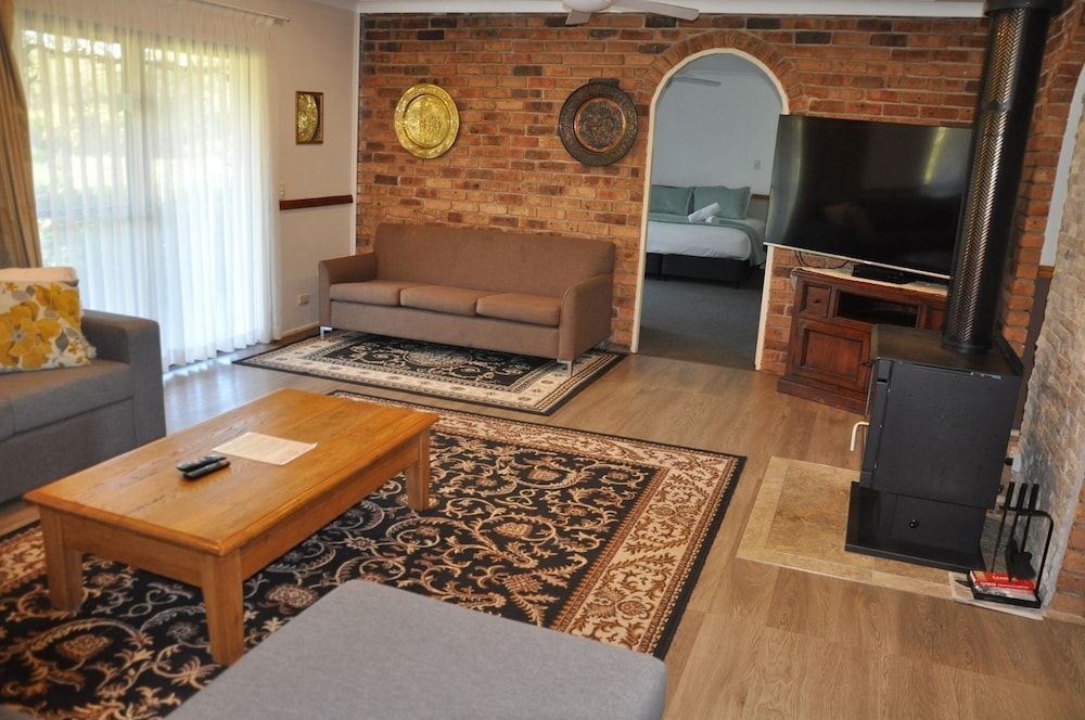 The Homestead (5 King Beds or 12 Single Beds)