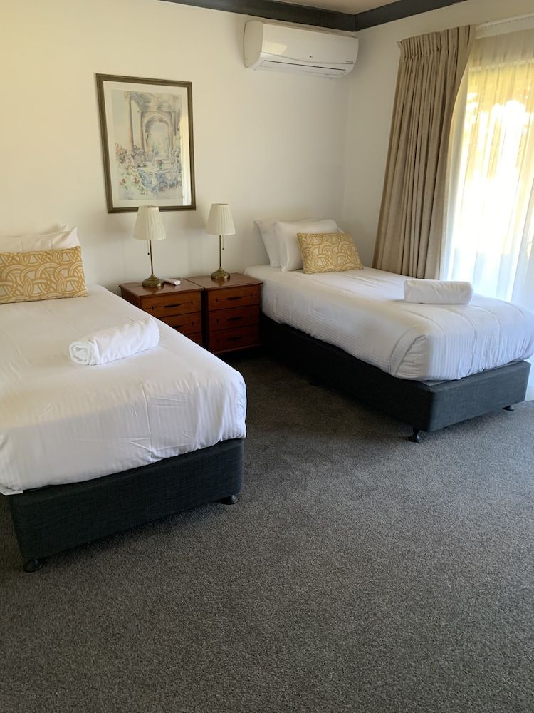 The Estate (9 King Beds / 18 King Single Beds)