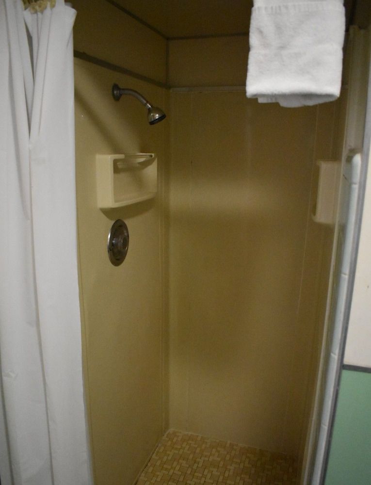 Economy inn Economy Double Room, 1 King Bed 3