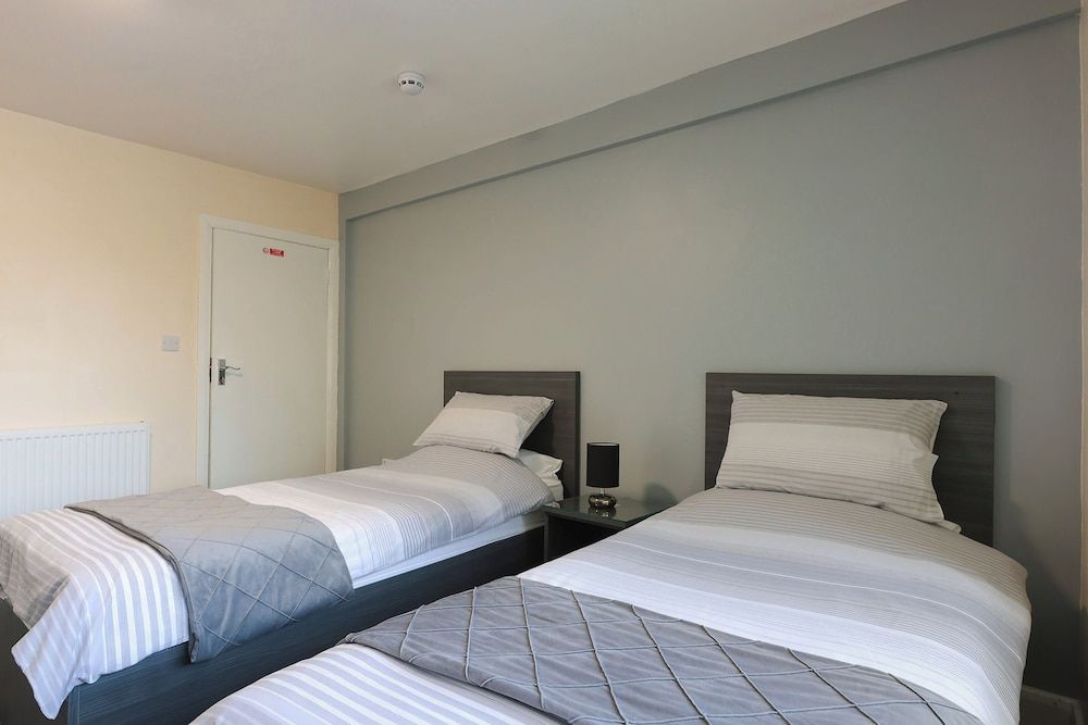 OYO Honeycroft Lodge Standard Twin Room, 2 Twin Beds 4