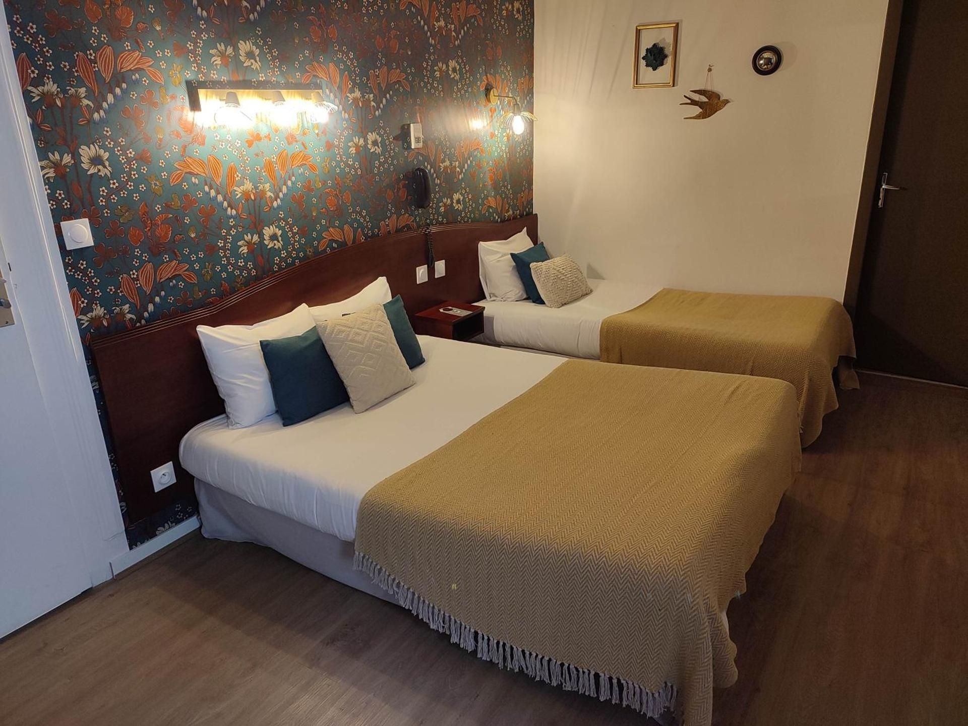 Grand Hotel De La Poste - Lyon Sud - Vienne Classic Triple Room