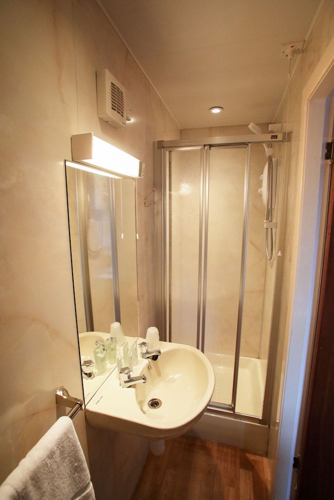 The Royal Hotel Stromness Standard Twin Room 5