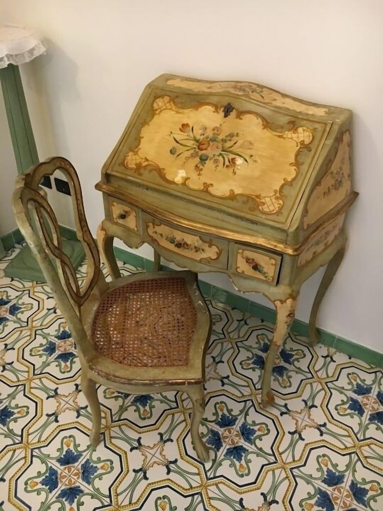 Old Taverna Sorrentina Deluxe Suite 2