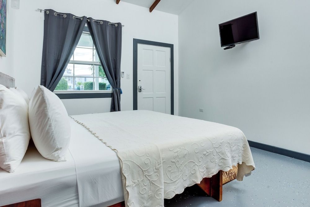 Comfort Room, 1 King Bed, Non Smoking, Garden View