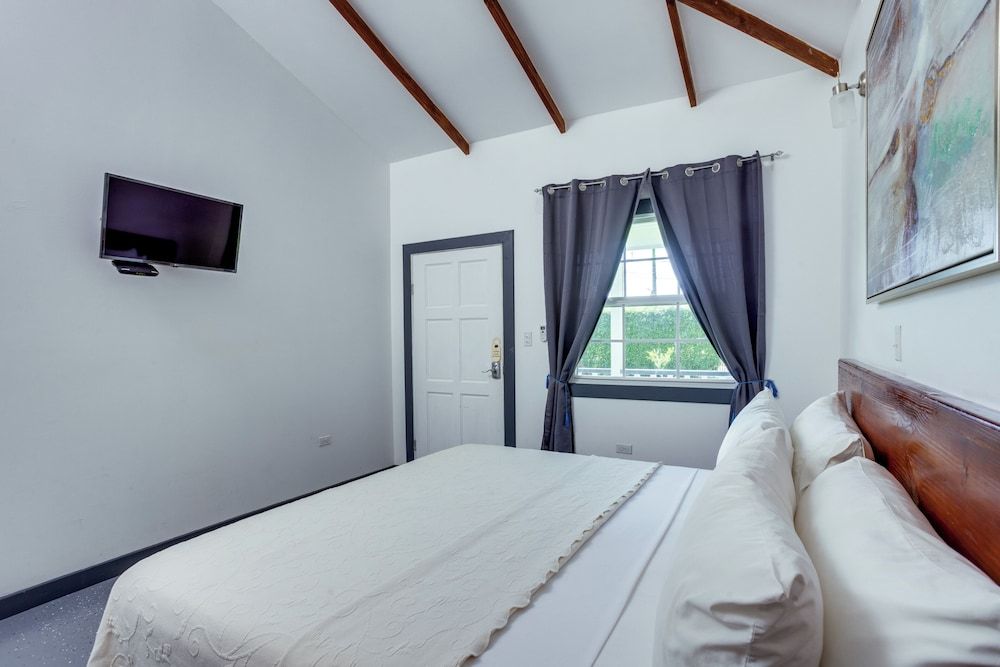 Comfort Room, 1 King Bed, Non Smoking, Garden View