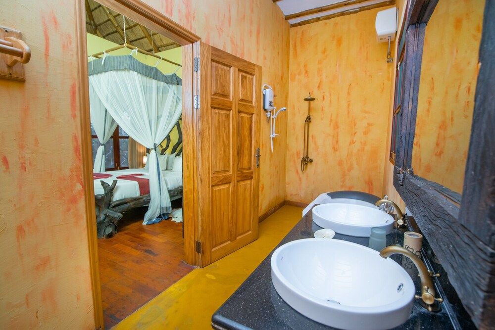 Buffalo Safari Lodge Deluxe Twin Room, 1 Bedroom, Non Smoking, Park View 9