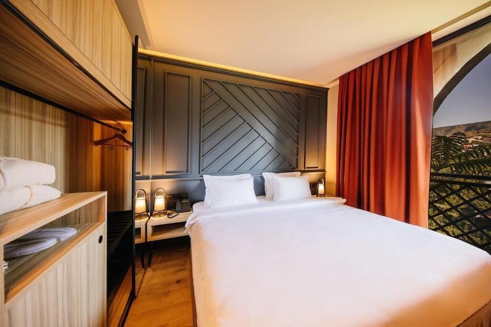 Business Room, River View