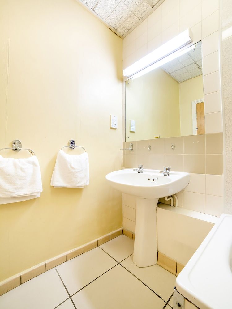 Cardiff Sandringham Hotel Standard Twin Room 4