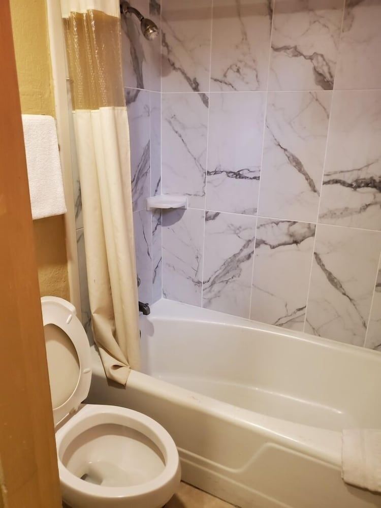 Trailway Motel Basic Room, 1 King Bed 3