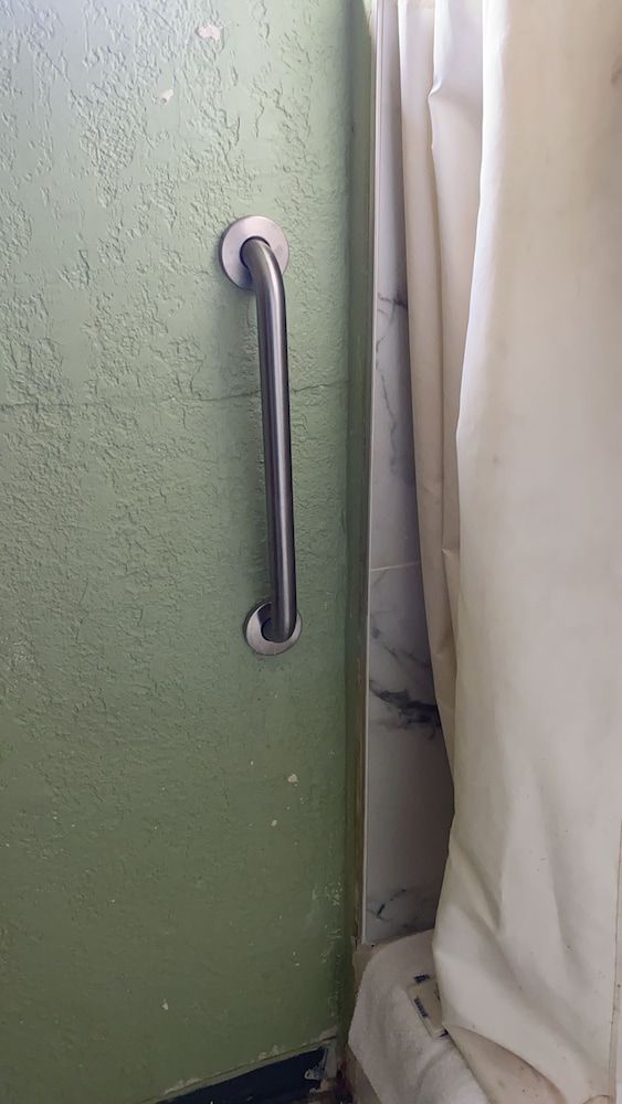 Trailway Motel Basic Room 3