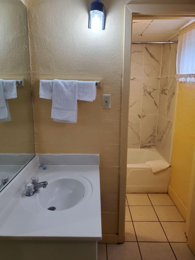 Trailway Motel Basic Room, 1 King Bed 4