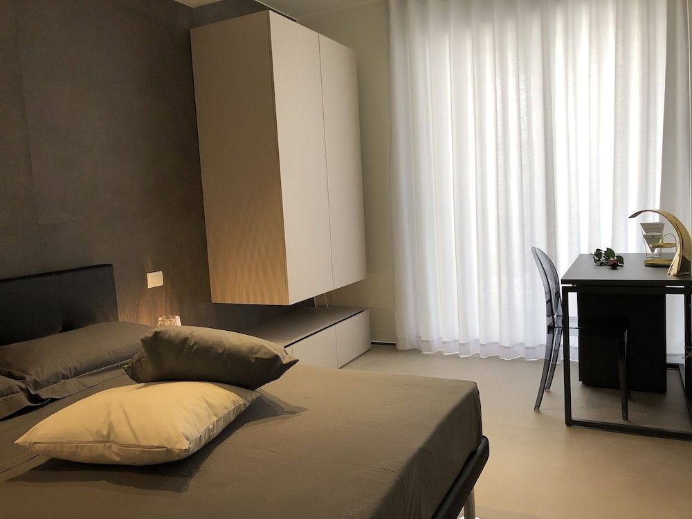 Golden Suites 50 Deluxe Room, Garden View (Gold) 8