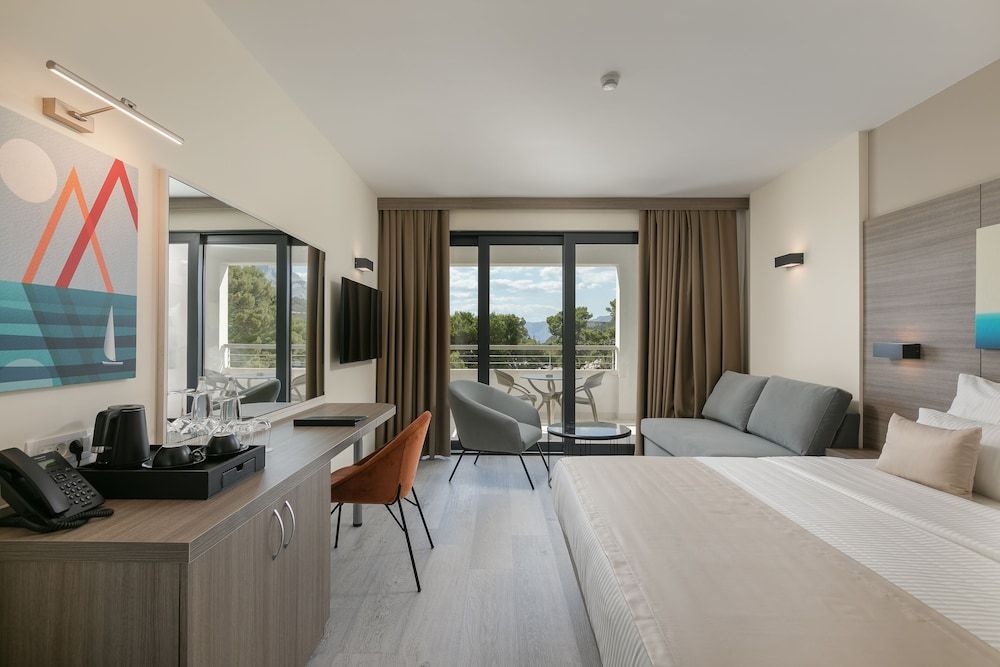 Hotel Antonio Superior Double Room with Balcony 8