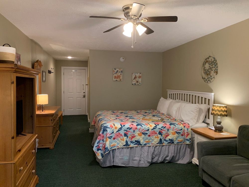 Premium Double Room, 1 King Bed, Balcony, Garden View