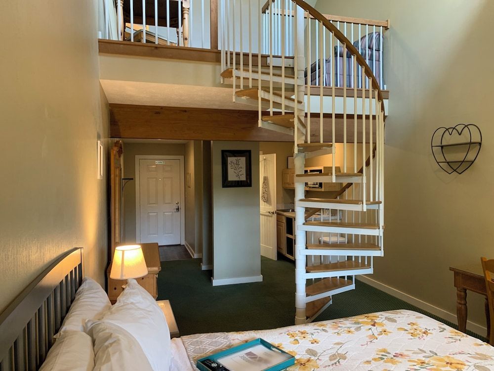 Signature Suite, 2 Bedrooms, Balcony, Mountain View