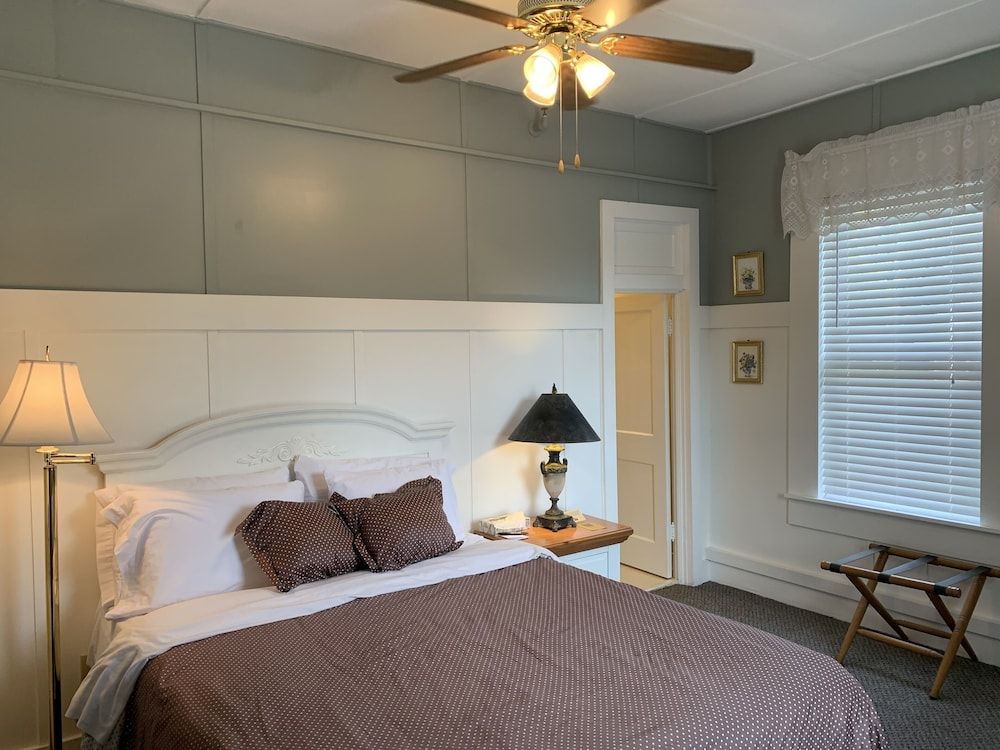 Classic Double Room, 1 Queen Bed, Mountain View