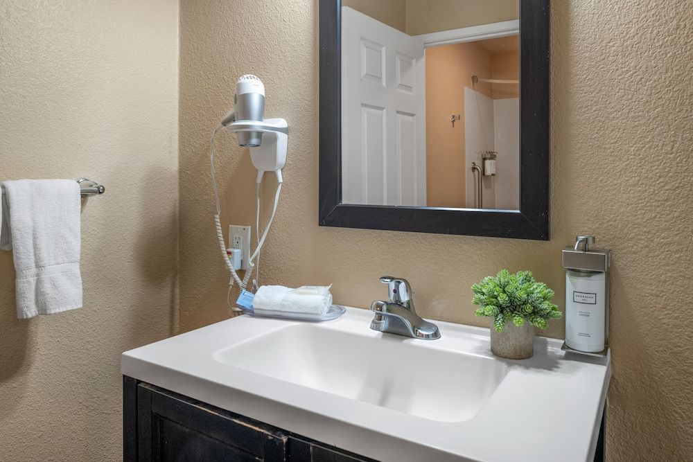 Buck Meadows Lodge Room 601 - Double Queen 3