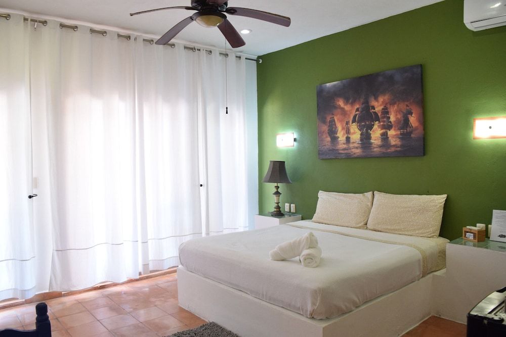 Deluxe Double Room, 1 King Bed, Non Smoking, Partial Ocean View