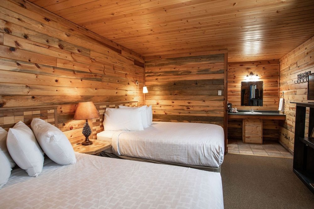 Deluxe Room, 2 Queen Beds, Fireplace