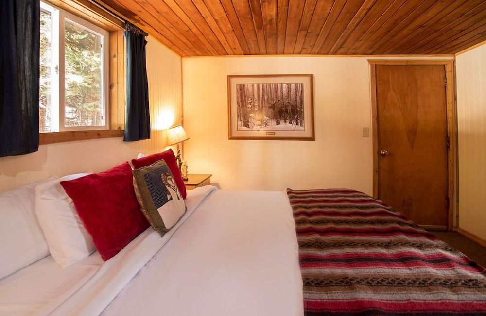 Lochsa Lodge Resort Superior Cabin, 1 King Bed, Private Bathroom 2