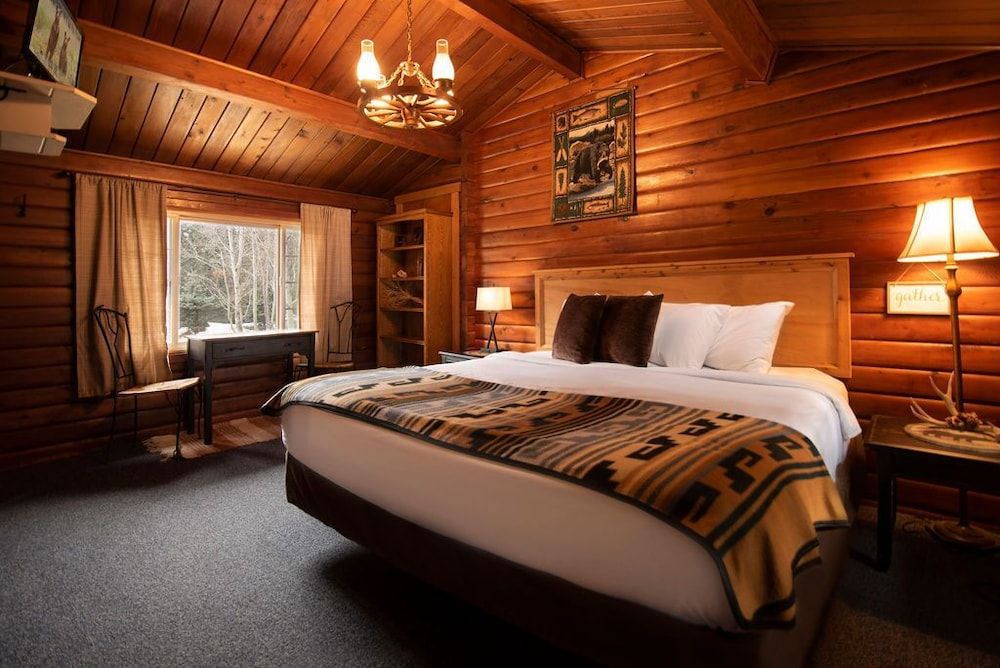 Lochsa Lodge Resort Classic Room, 1 King Bed, Private Bathroom, Mountain View 3
