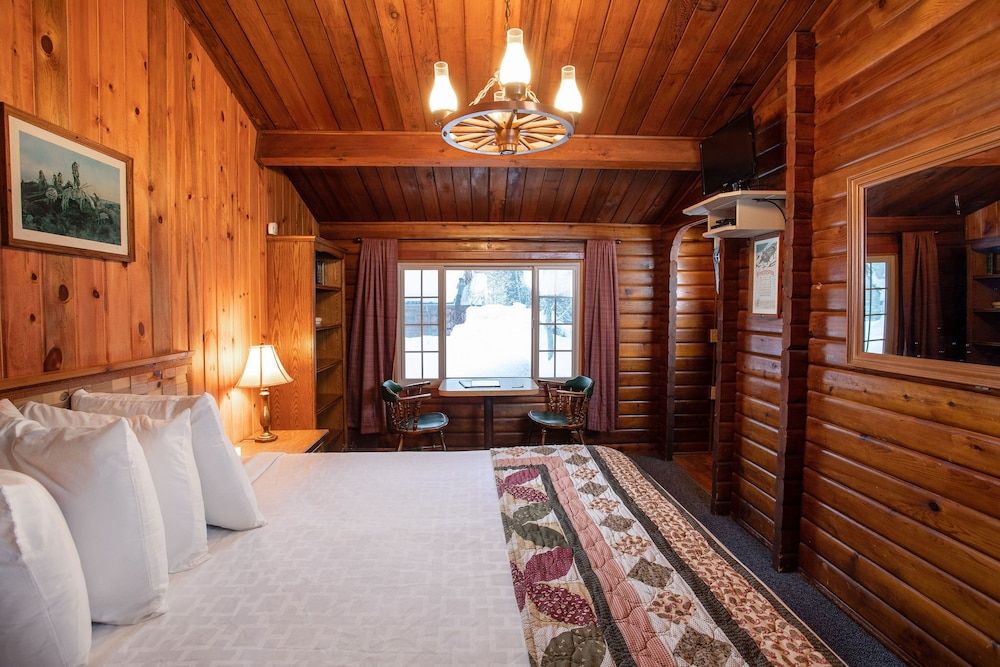 Lochsa Lodge Resort Classic Room, 1 King Bed, Private Bathroom, Mountain View 2